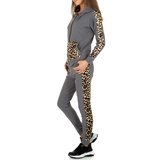 Modieuze grijze loungewear met leopard accenten._