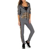 Modieuze grijze loungewear met leopard accenten._