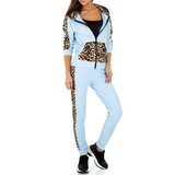 Modieuze blauwe loungewear met leopard accenten._