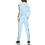 Modieuze blauwe loungewear met leopard accenten._