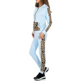 Modieuze blauwe loungewear met leopard accenten._