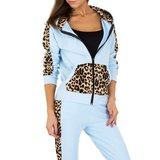 Modieuze blauwe loungewear met leopard accenten._