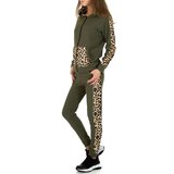 Modieuze groene loungewear met leopard accenten._