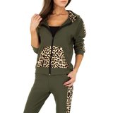 Modieuze groene loungewear met leopard accenten._