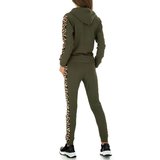 Modieuze groene loungewear met leopard accenten._