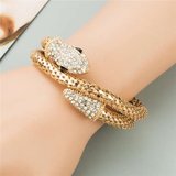 Fashion gouden snake armband met witte strass._