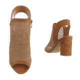 Trendy hoge camel sandaal in daim met peeptoes Floretta._