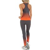 Sportieve oranje-grijze outfit._