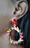 Boucles d'oreilles rondes multicolores._
