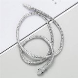 Zilveren halsketting in slangenvorm design._