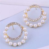 Boucles d'oreilles or avec perles blanches._