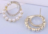  Gouden oorbellen met parels in cirkel design._