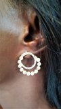  Gouden oorbellen met parels in cirkel design._