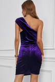 Sierlijke korte purperen velvet bodycon jurk._