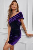 Sierlijke korte purperen velvet bodycon jurk._