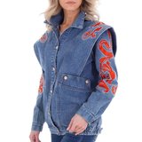 Trendy blauwe jeans vest met rode versiering._