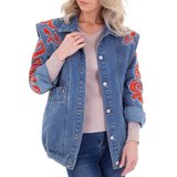 Trendy blauwe jeans vest met rode versiering._