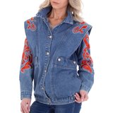 Trendy blauwe jeans vest met rode versiering._