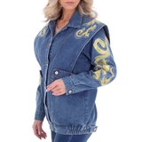 Trendy blauwe jeans vest met gele versiering._