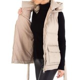 Stylische korte beige gewatteerde bodywarmer._