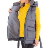 Stylische korte grijze gewatteerde bodywarmer._