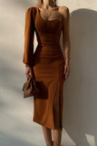 Elegante bruine one shoulder midi jurk._