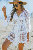 Trendy korte witte crochet strand cover up._