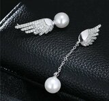 Elegante zilveren asymmetrische vleugel oorbellen._