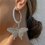Grote zilveren oorbellen met vlindermotief._