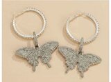 Grote zilveren oorbellen met vlindermotief._