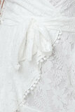 Elegante korte witte kanten jurk._