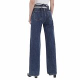 Fashion hoge taille blue jeans met wijde pijipen._