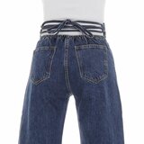 Fashion hoge taille blue jeans met wijde pijipen._