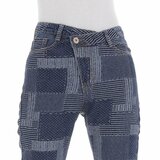 Trendy blue jeans met patchwork._