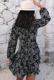 Robe noire avec imprimé floral._