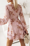 Robe rose avec imprimé floral._