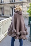 Elegante taupe cape jas met fake fur_