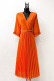 Elegante oranje plisse maxi jurk._