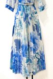 Elegante blauw-cream maxi plisse jurk_