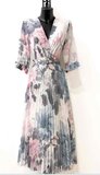 Elegante wit-rose-grijze maxi plisse jurk_