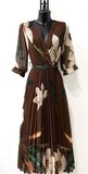 Elegante robe plissee brun marron a motif fleur_