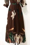 Elegante robe plissee brun marron a motif fleur_