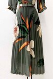 Elegante robe plissee vert kaki a motif fleur _