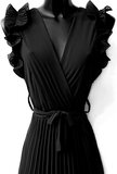Elegante zwarte plisse maxi jurk._