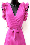 Elegante magenta rode plisse maxi jurk._