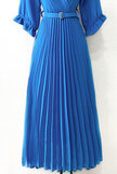 Elegante blauwe plisse maxi jurk._