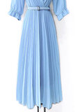 Elegante licht blauwe plisse maxi jurk._