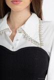 Zwart-witte popeline shirt met fancy kraag met strass-steentjes en parels_