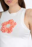 Katoenen witte mouwloze T-shirt met oranje bloem in 3 D_