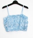 Top rose-bleu tendance avec des fleurs_